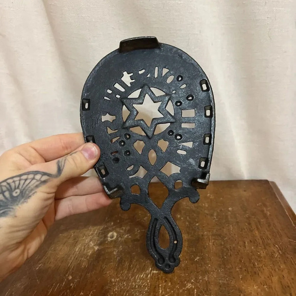 Vintage Cast Iron Metal Footed Trivet Sad Iron Good Luck Horseshoe Star‎ Wilton - Picture 5 of 6